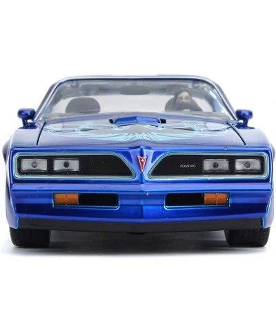 Hollywood Rides It Chapter Two Pennywise & Henry Bower's Pontiac Firebird 1: 24 Blue Die-Cast Vehicle with 2.75" Die-Cast Fig...